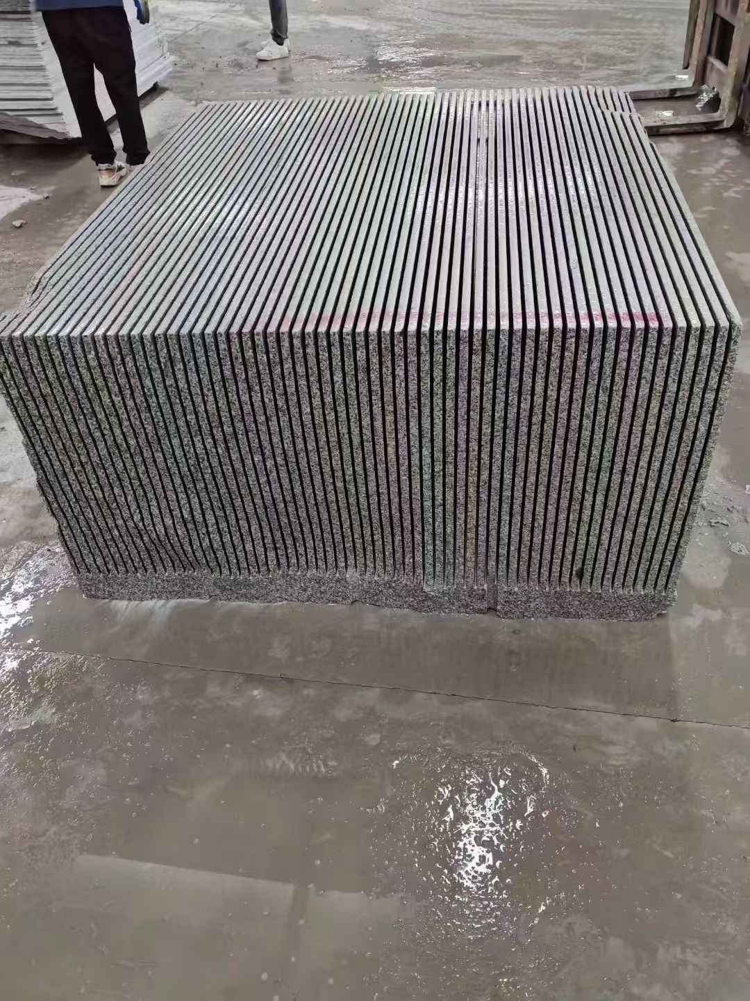 镇江芝麻白毛板荒料切割